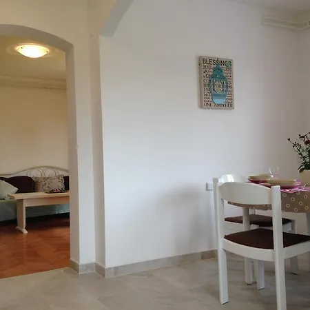 Laura Apartment *