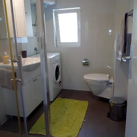 Laura アパート ポレッチ